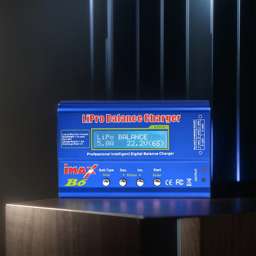 Chargeur de batterie RC iMAX B6 affichant les paramètres de charge