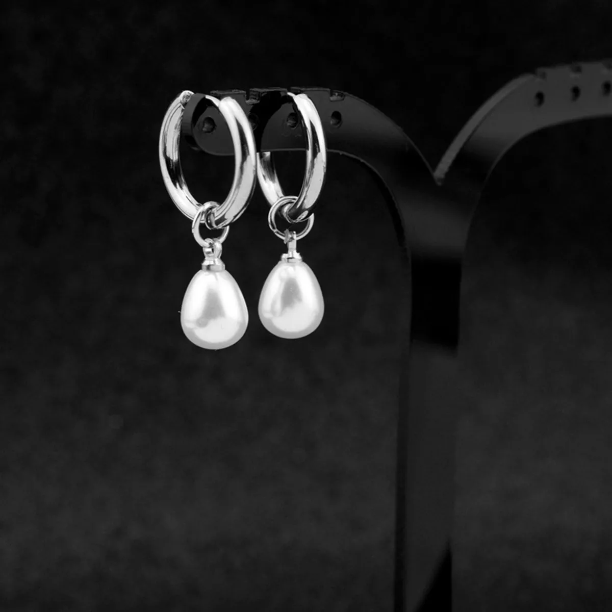 Orecchini Pendenti A Cerchio Con Perle Cubiche – Placcato Oro 14K – Ipoallergenici – YREQUE