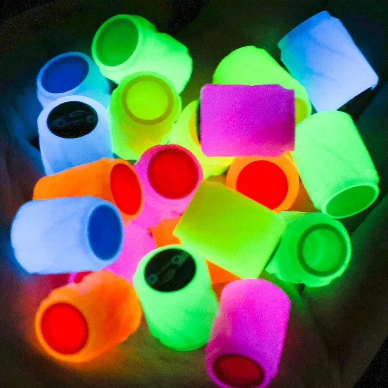 4pcs 빛나는 밸브 모자 자동차 형광 타이어 밸브 모자 자동차 로고와 함께 빛나는 자동차 오토바이 자전거 바퀴 플러그 타이어 허브 커버 장식