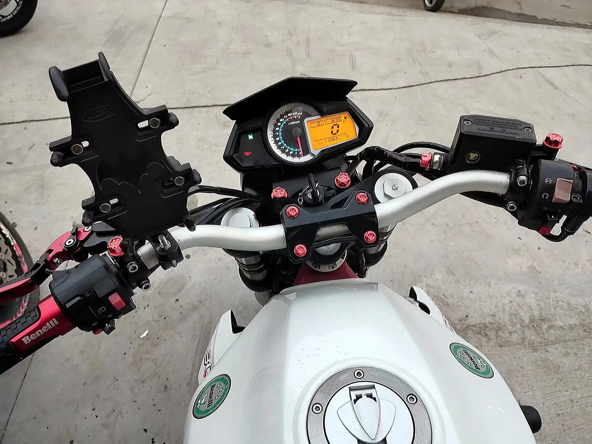 Резервоар за мотор с цветни капачки за винтове