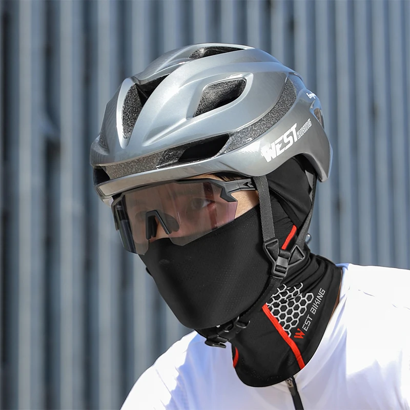 Cappelli con casco per bicicletta