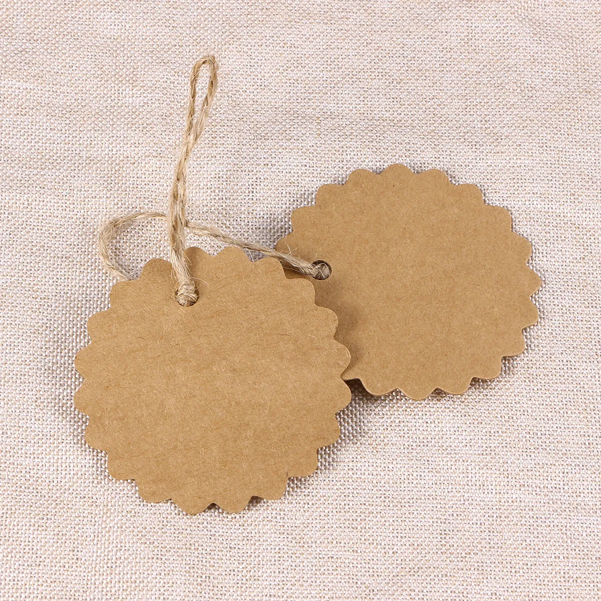 100Pcs 60Mm 라운드 스캘럽 크래프트 종이 태그 결혼식 호의를위한 갈색 빈 DIY 공예 카드 파티 선물 수하물 라벨 가격