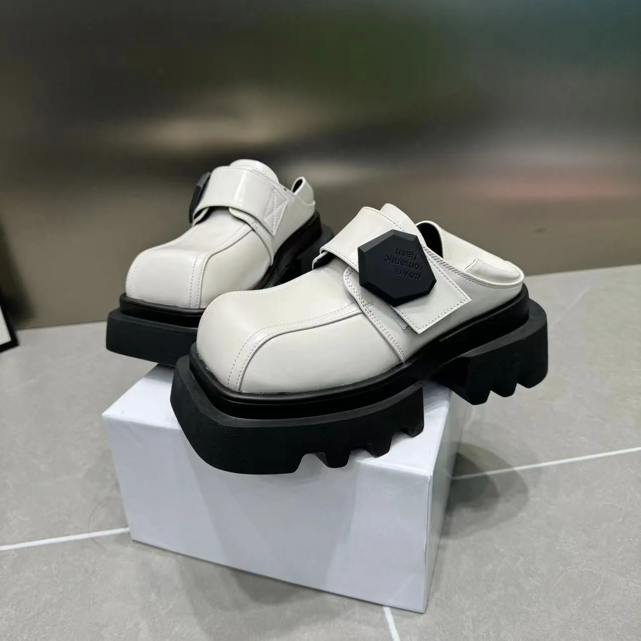 

Women's 2024 Spring and Autumn New Breathable Square Head Velcro Single Shoes with Thick Sole and Two Small Leather Shoes