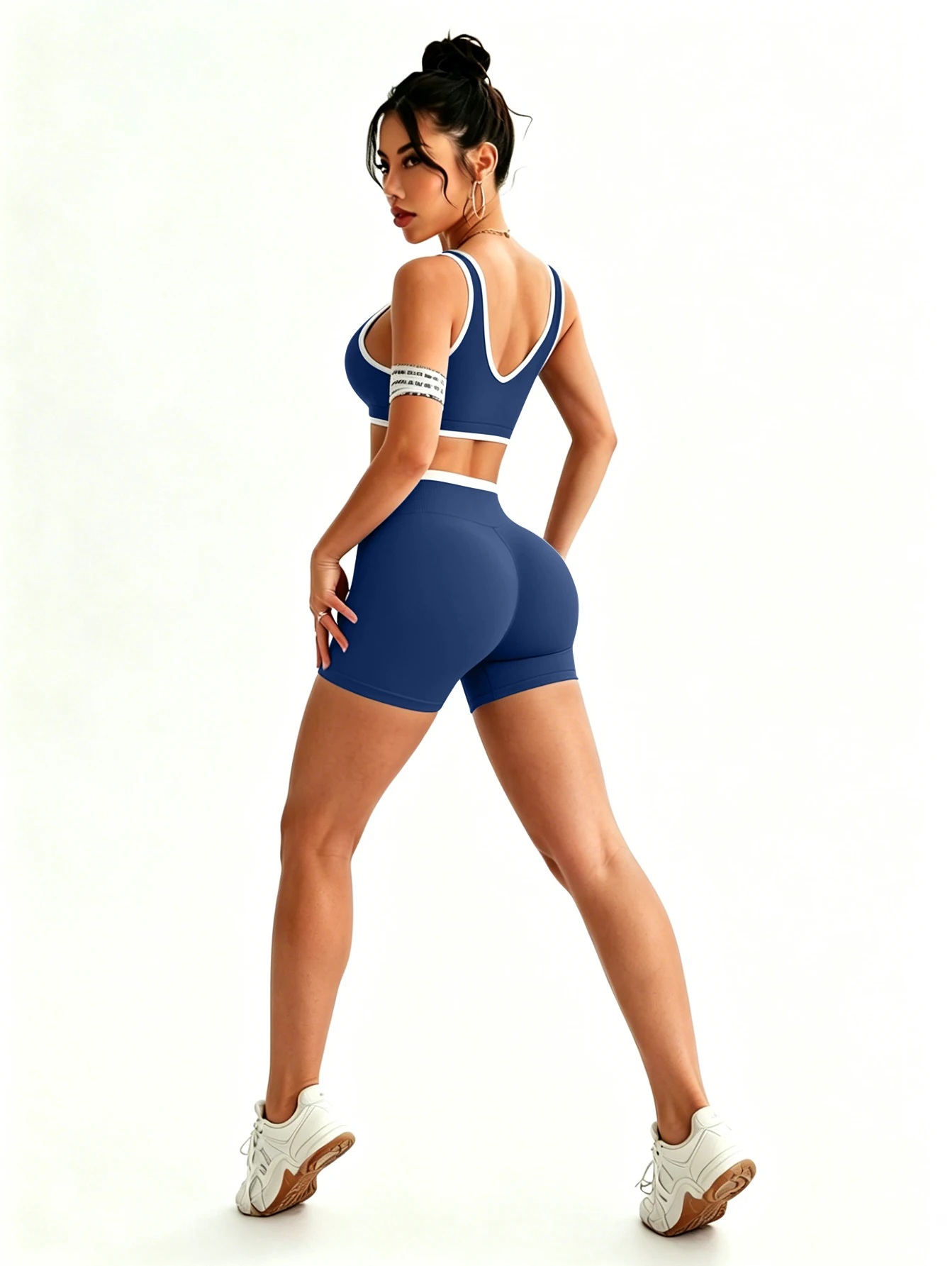 Ensemble de sport pour femme : short taille haute croisée et débardeur moulant dos nu contrastant, idéal pour la course, le fitness et le yoga