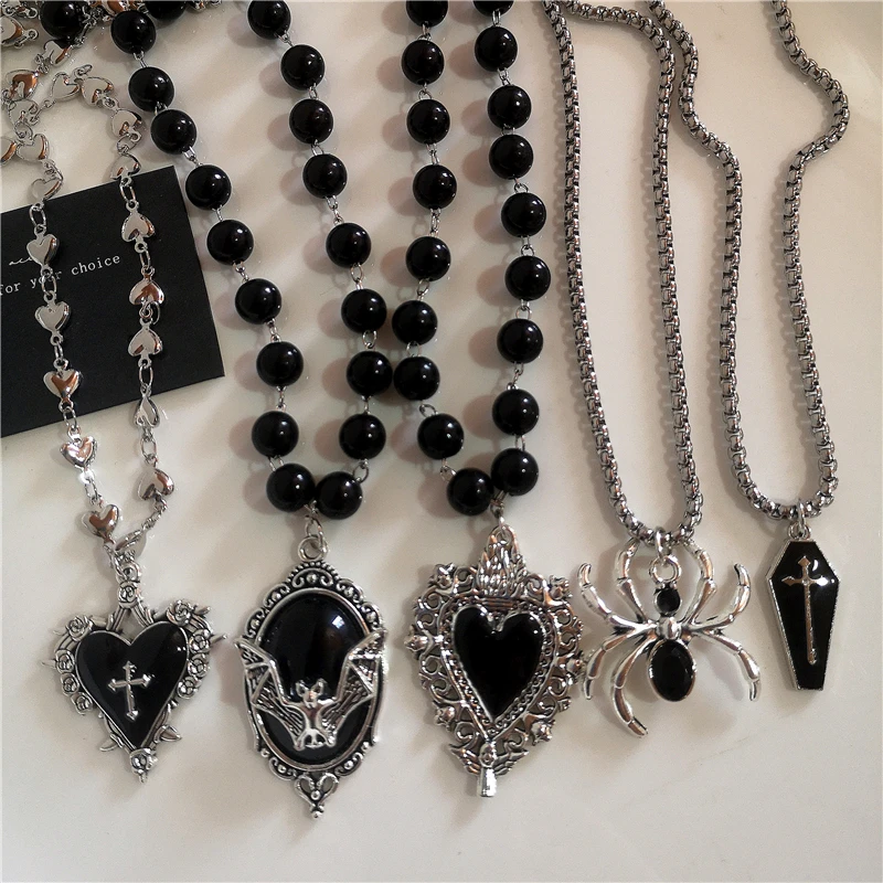 Gothic Fledermauskreuz-Anhänger mit dunklem Dornenherz und schwarzer Perlenkette, personalisierter Y2K-Halloween-Charm, Grunge-Schmuckgeschenk_voghion.com