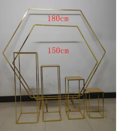 Lesklý zlato šestiúhelníkový svatební oblouk outdoorové trávník kvést plinth žehlička formulovat večírek pozadí rekvizity billboard balónků police