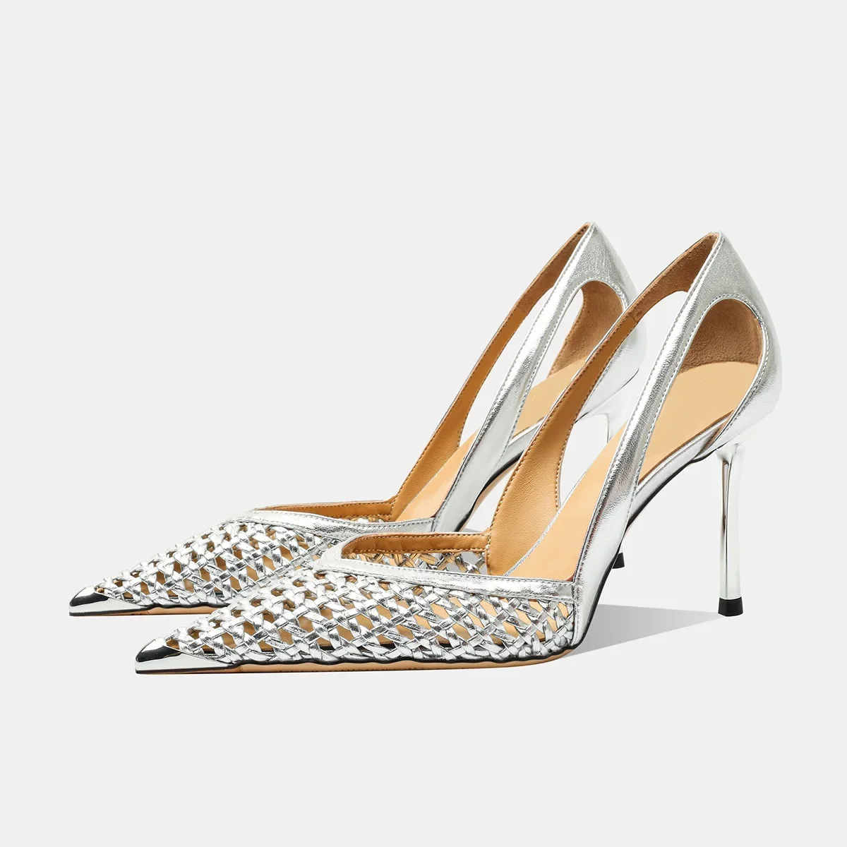 حذاء كعب ذهبي بتفاصيل مجدولة