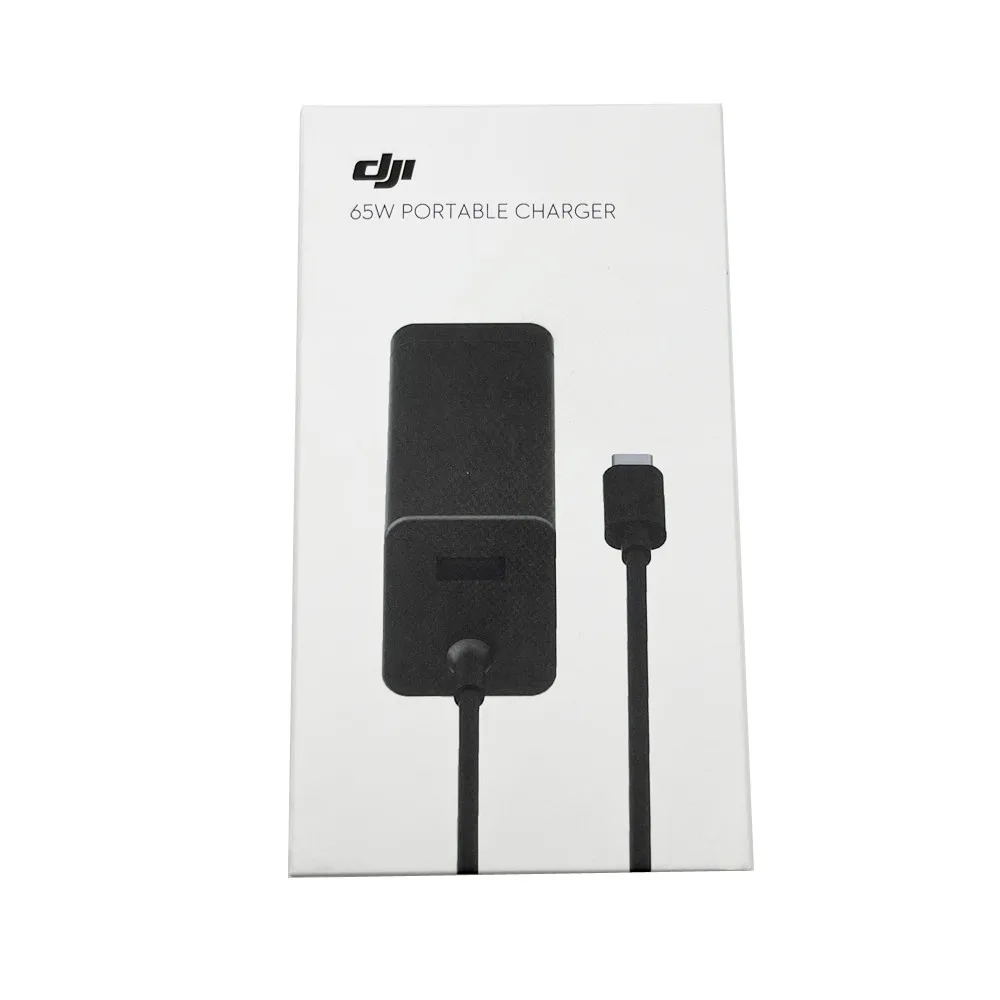 Chargeur batterie drone DJI portable 100W, connecté à une batterie drone DJI, voyant lumineux indiquant la charge.