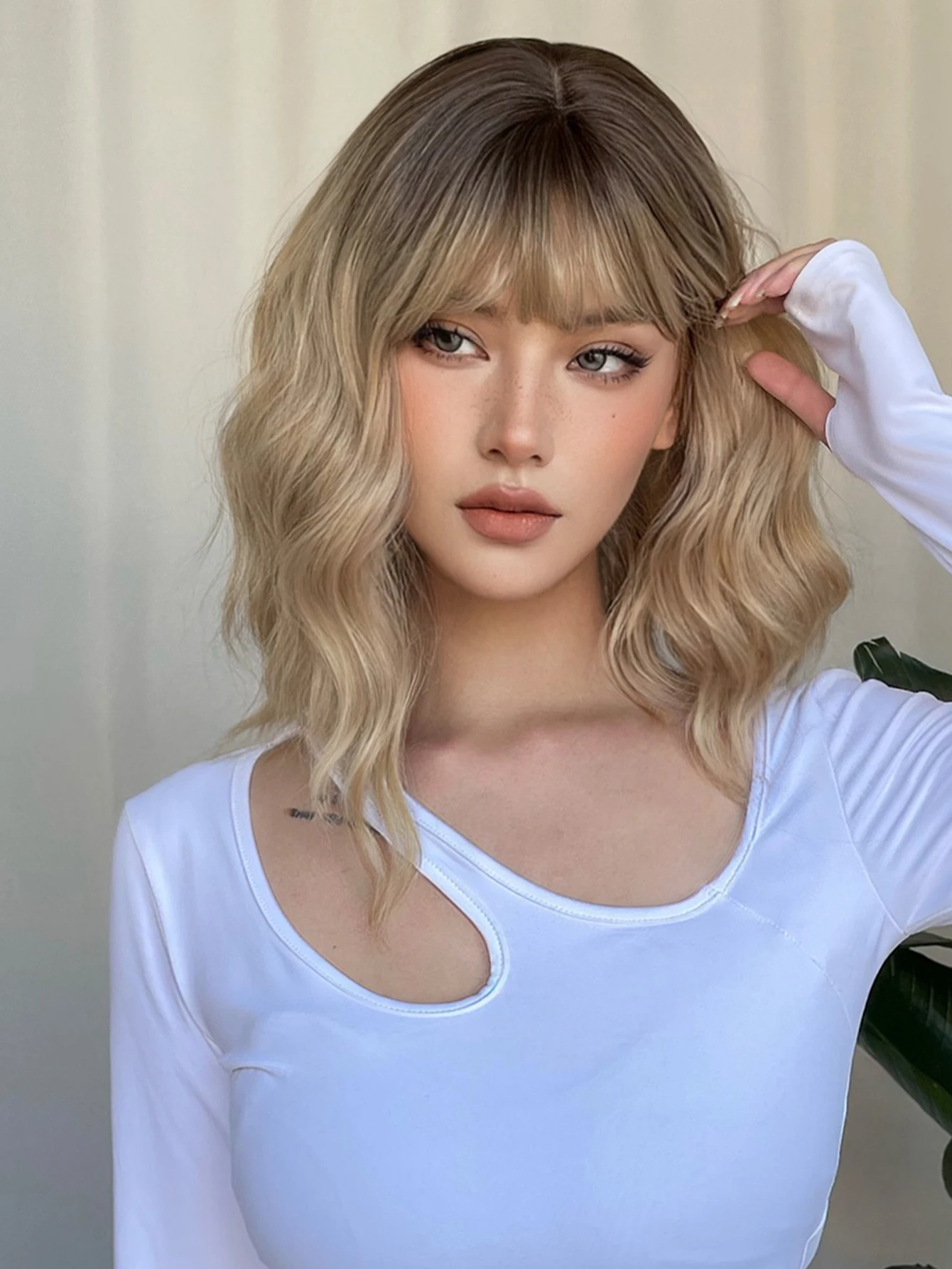 짧은 물결 모양의 밥 합성 가발 갈색에서 금발까지 옹 브르 머리 가발 여성용 앞머리 코스프레 로리타 천연 가발 내열성