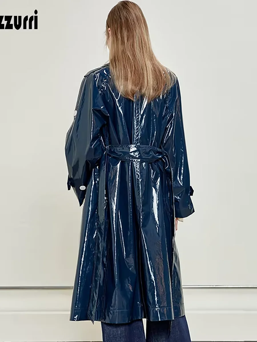 Nerazzurri printemps automne imperméable longue mince doux fluide brillant réfléchissant bleu foncé Faux cuir Trench manteau pour les femmes 2025