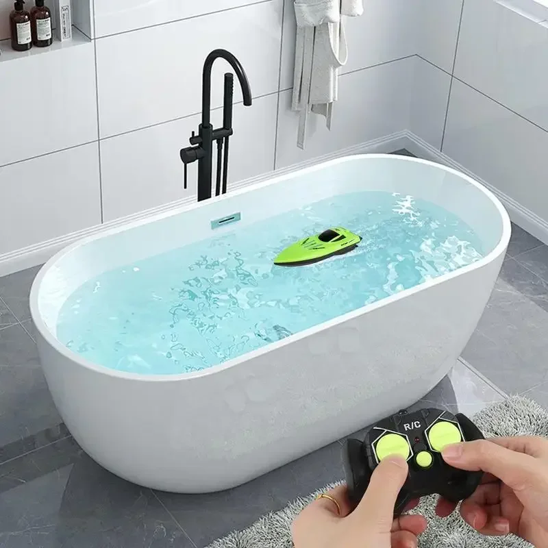 Bateau télécommandé 2.4GHz imperméable pour piscine en action, soulevant des éclaboussures, jouet aquatique enfant et adulte.
