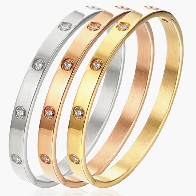 Женский медный браслет с шармами золотого цвета