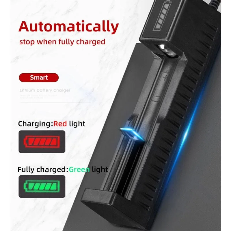 Chargeur multiport USB 4 slots pour piles rechargeables 18650 14500 16340, affichant des LED vertes pour charge complète.