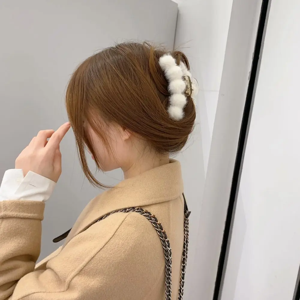 

Simple Hair ball Furry Autumn Winter Headwear Korean Style Hair Clip Plush Hair Claw Female Hair Accessories Plastic Grasp Clip