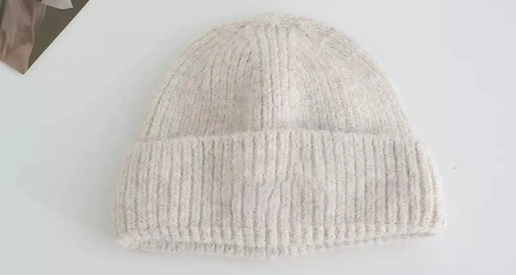 Neue Herbst- und Wintermütze aus Strick mit warmer, dicker Ausführung, klassischem Stil und schmaler Passform. – Detail 8