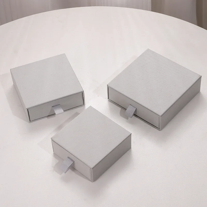 24 Stück Schubladenboxen aus Karton, 9*9*3,2cm, für Halsketten, Ohrringe, Eheringe, Schmuckverpackung, Schwarze Papierbox mit Grauem Schaumstoff, Großpackung – Detail 9