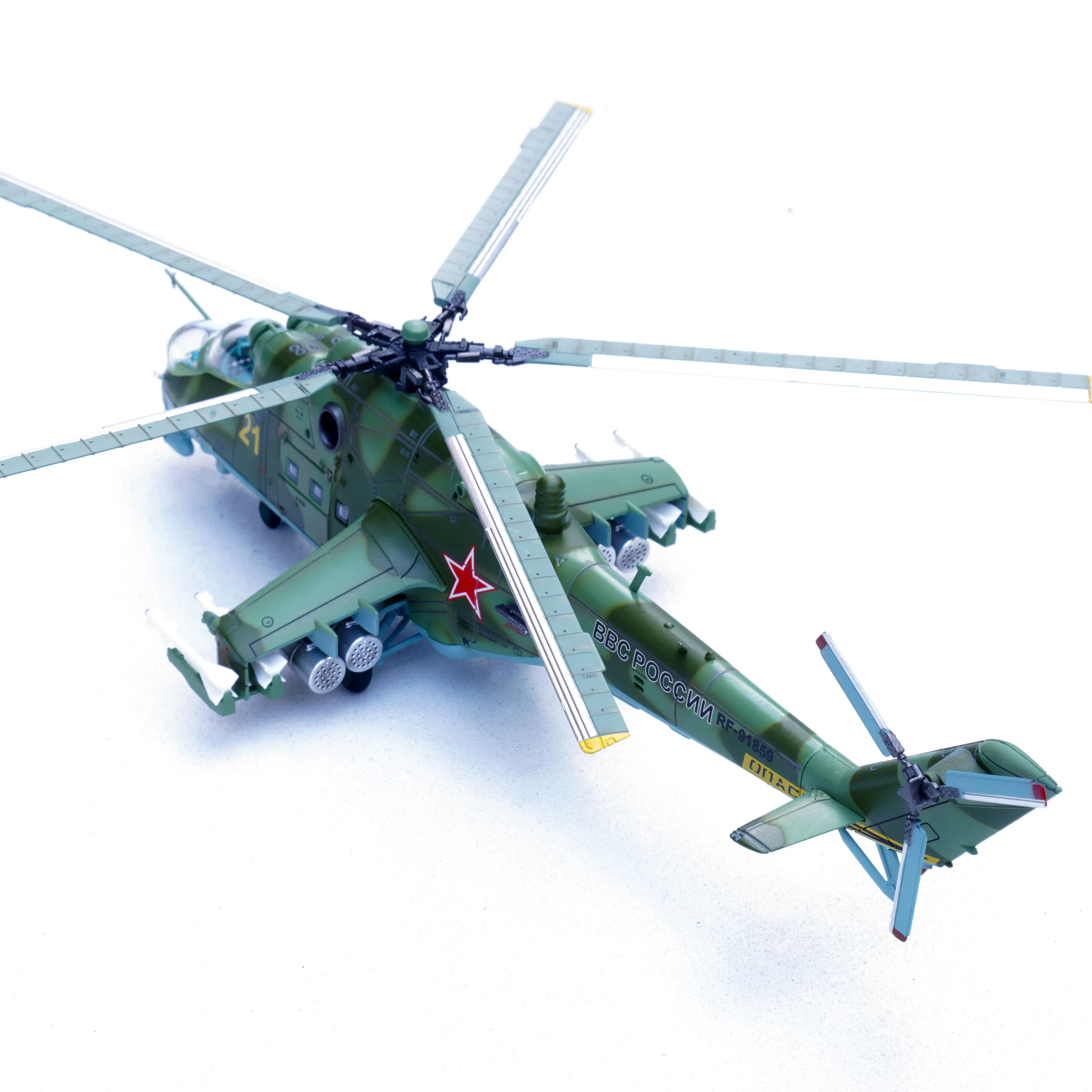 Vue arrière de la maquette hélicoptère Mi-24 échelle 1/72, modèle russe Syrie 2017, montrant les rotors.