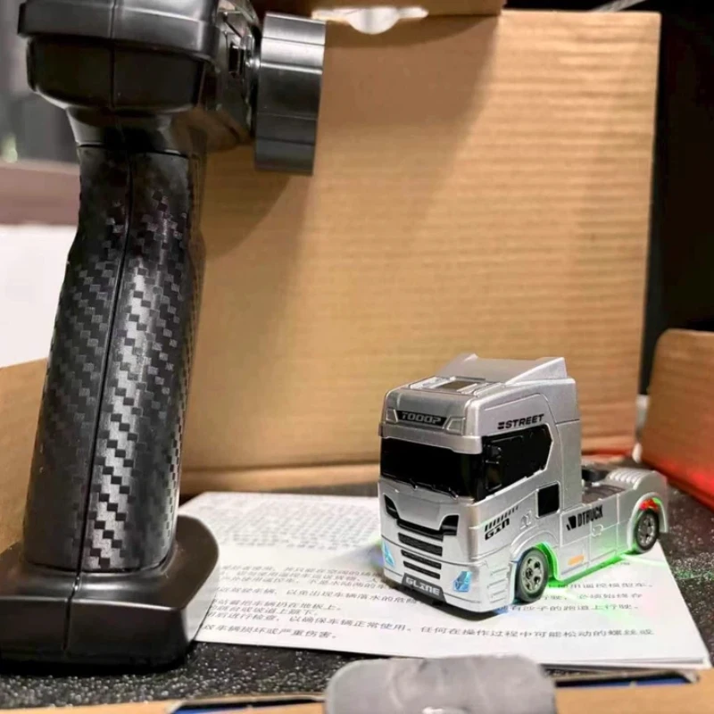 1/64 미니 RC 드리프트 트럭 2.4G 4WD RC 자동차 LED 라이트 15KM/H 고속 레이싱 장난감 멀티플레이어 재미 어린이 생일 선물