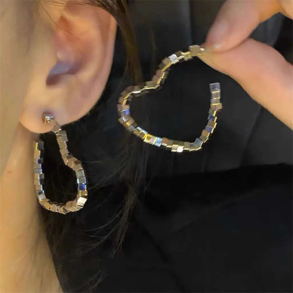 

S3078 Fashion Jewelry S925 Silver Needle Earrings Notched Love Heart Earrings for Women Silver Square Beaded Stud Earrings