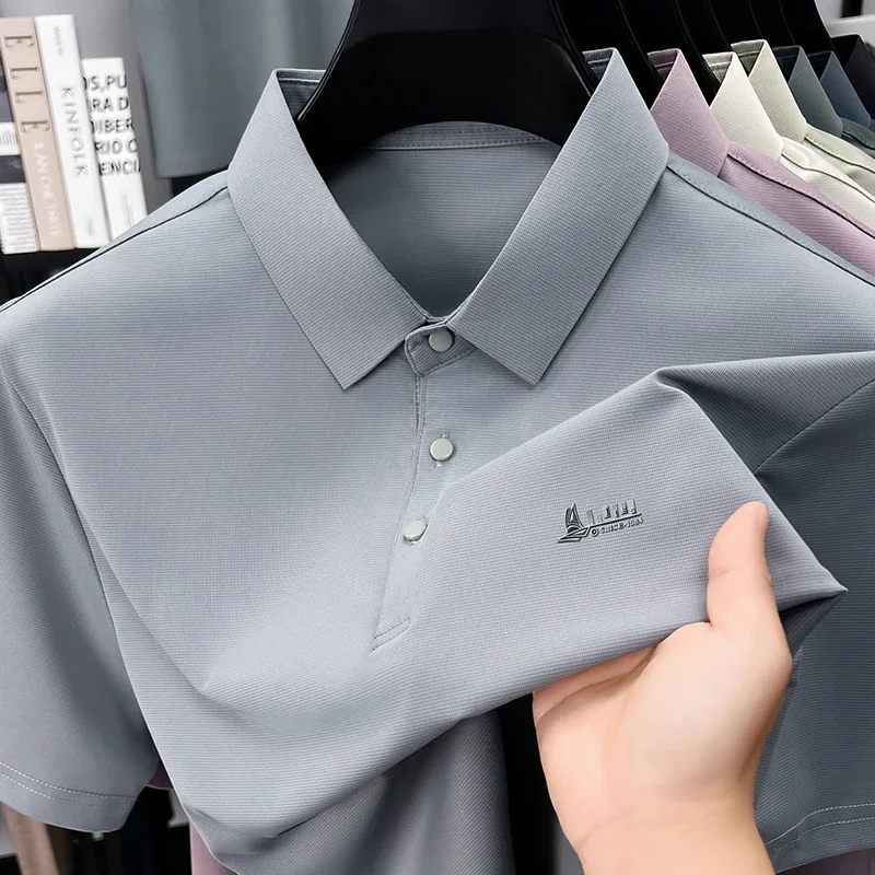 Polo a maniche corte da uomo con piccolo logo ricamato, stile casual, vestibilità comoda per l'uso quotidiano, l'ufficio e il weekend - immagine 2