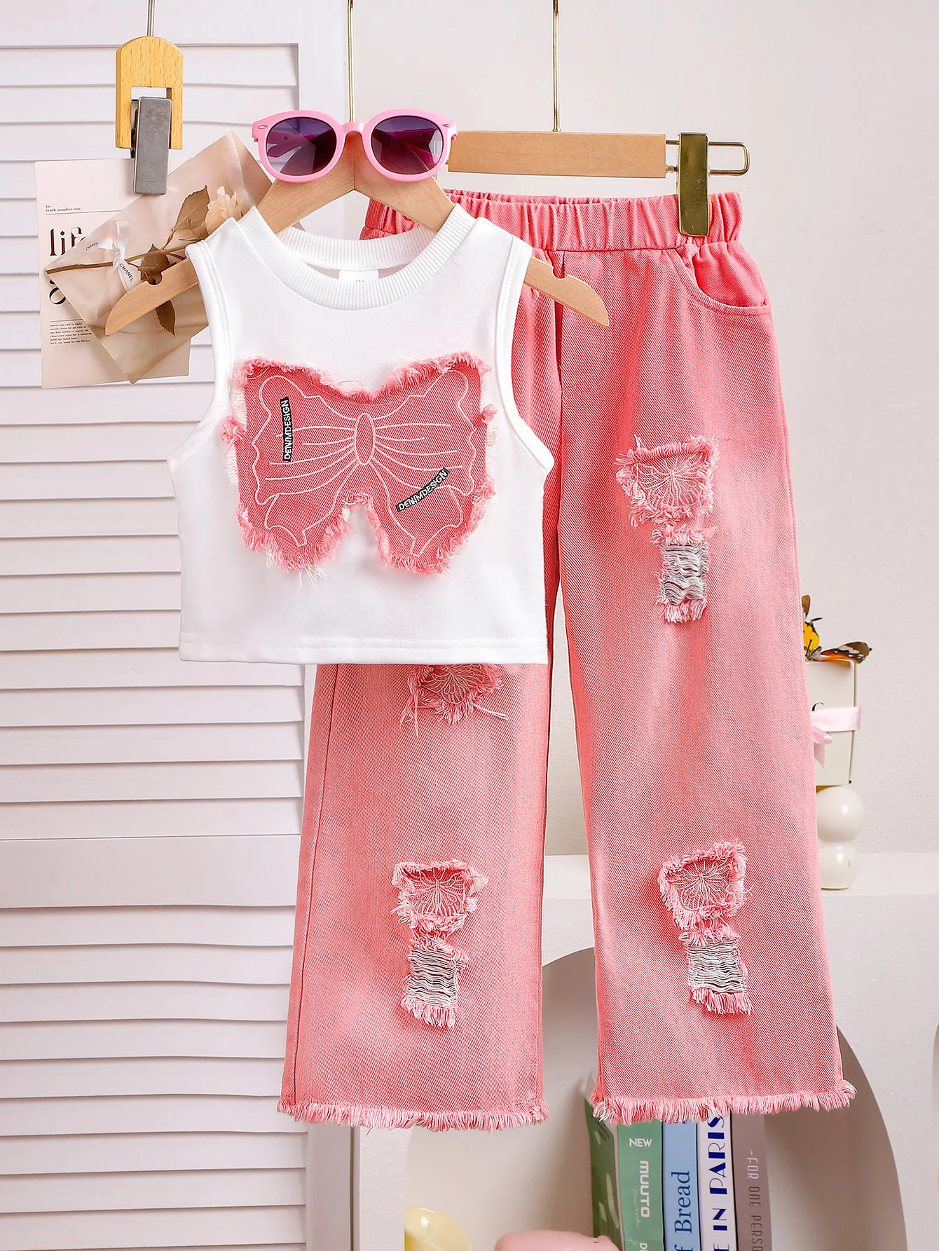 Einzigartiges Kinder-Set für den Sommer, ärmellos, mit Applikation, Schleife, Leibchen, Oberteil, zerrissene Jeanshose, zweiteiliger Kinderanzug, lässig, bequem – Detail 2