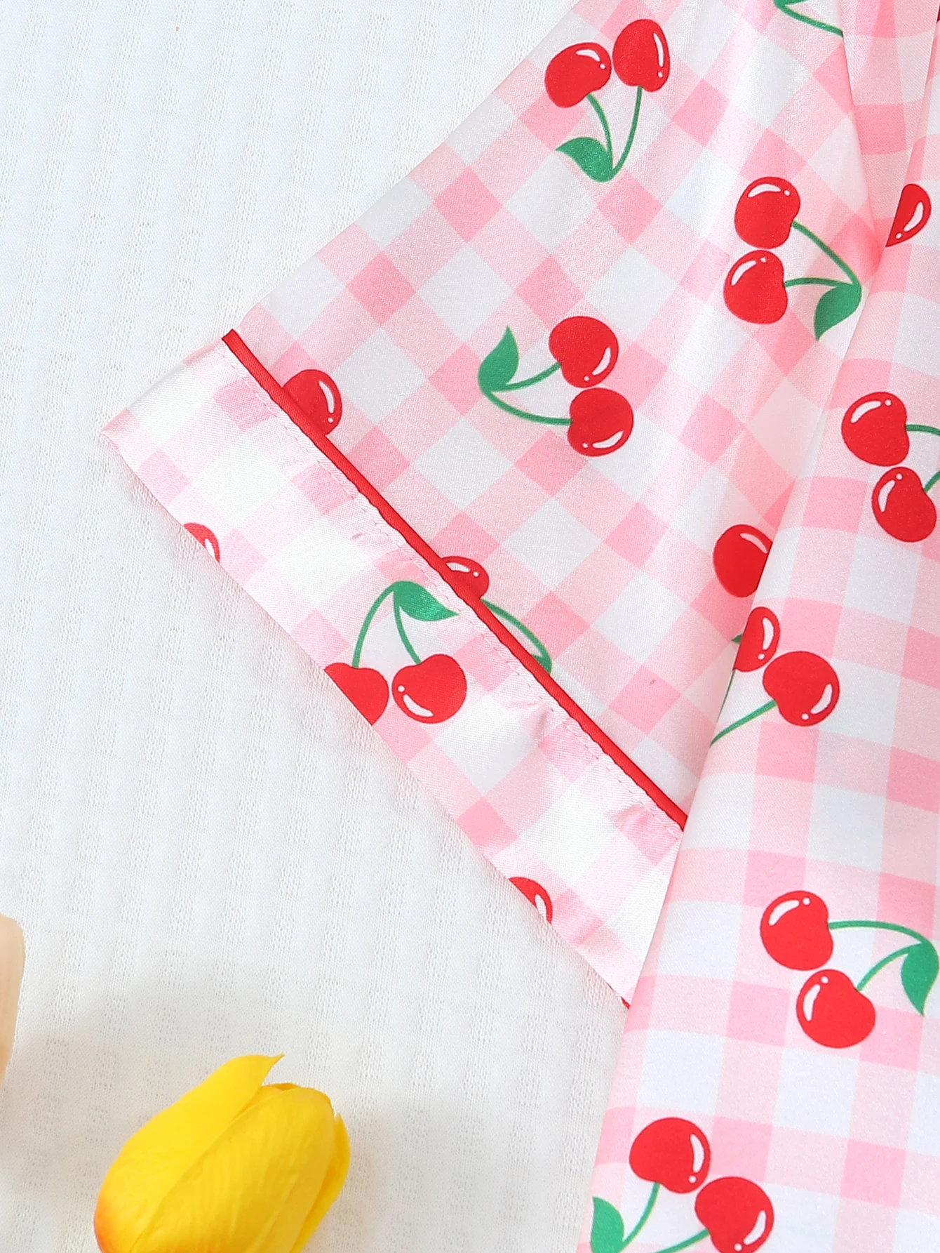 Conjunto de pijama de cetim de 2 peças com estampa de cereja xadrez rosa e branco, shorts de manga curta, pijama feminino, conjunto de loungewear adequado para uso doméstico 4