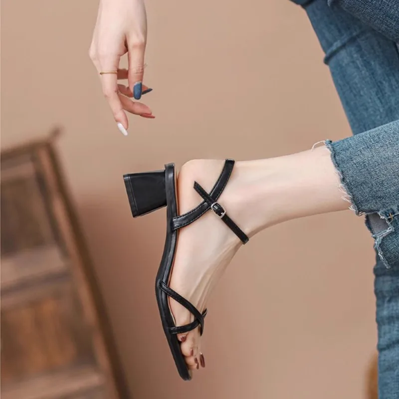 صندل نسائي أنيق بحزام رفيع