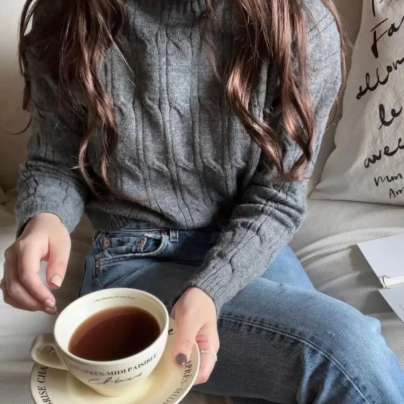 كوب قهوة وطبق ملون كريمي فرنسي