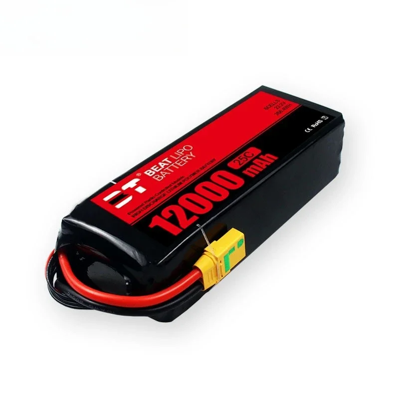 Vue d'ensemble de la batterie LiPo 12000mAh 6S 22.2V 25C avec un chargeur LiPo à côté.