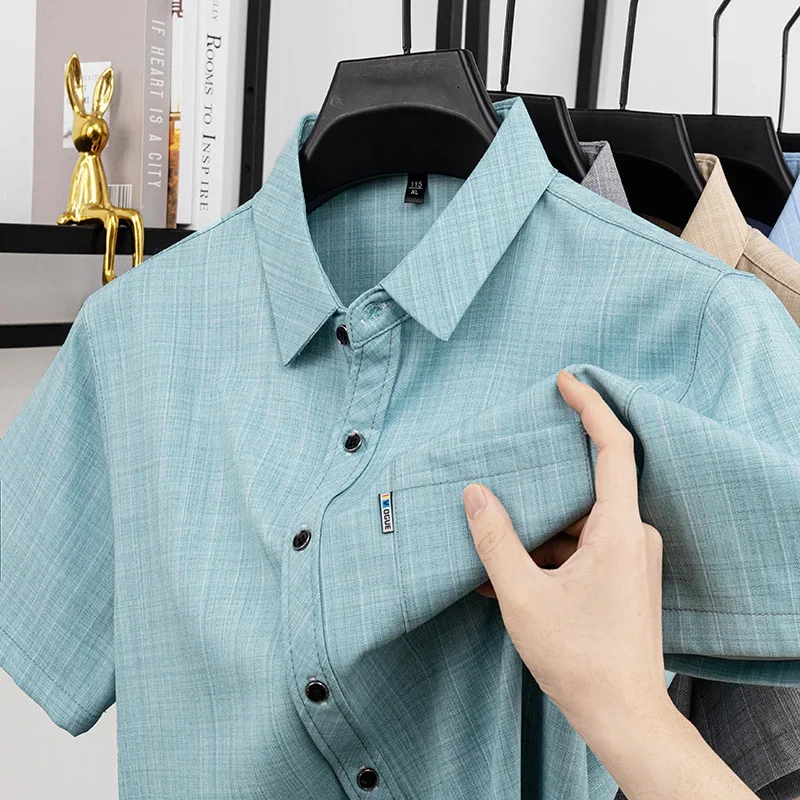 Polo casual da uomo in lino effetto scozzese a maniche corte, morbide e traspiranti, con taschino sul petto.