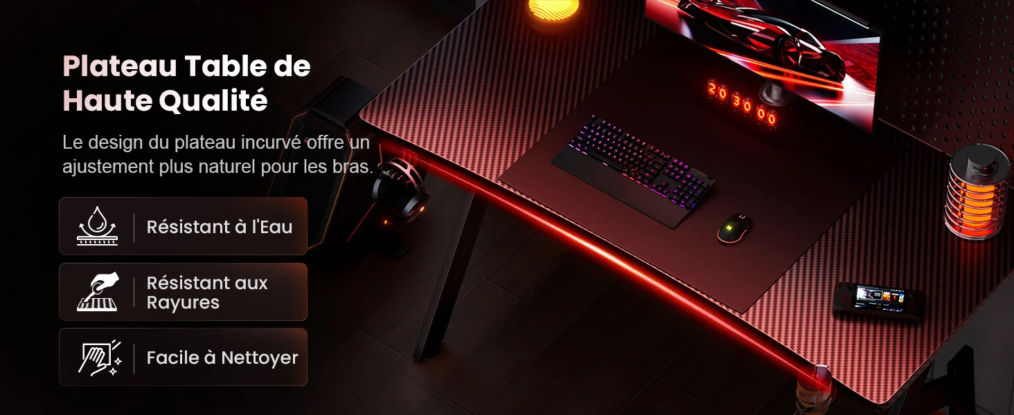 éclairée par LED rouge avec surface texturée en fibre de carbone. Les caractéristiques incluent la résistance à l'eau, la résistance aux rayures et un nettoyage facile. Le bureau peut contenir un clavier, une souris et des accessoires de jeu.