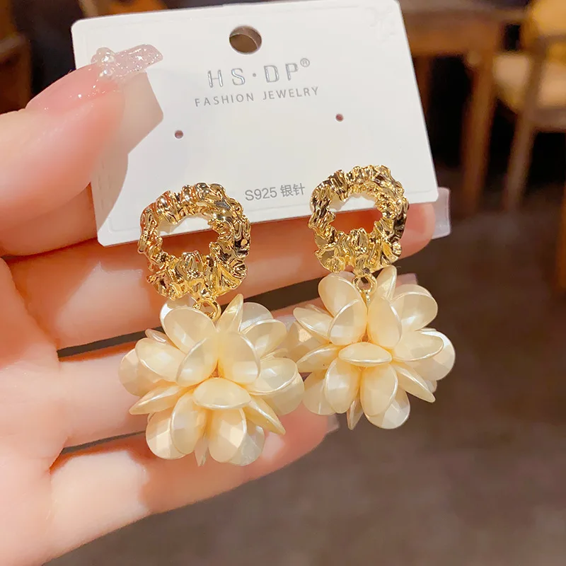 Elegant and Exquisite Acrylic Petal Pendant Earrings for Women New Classic Jewelry Unusual Earrings for Luxury Party Girls