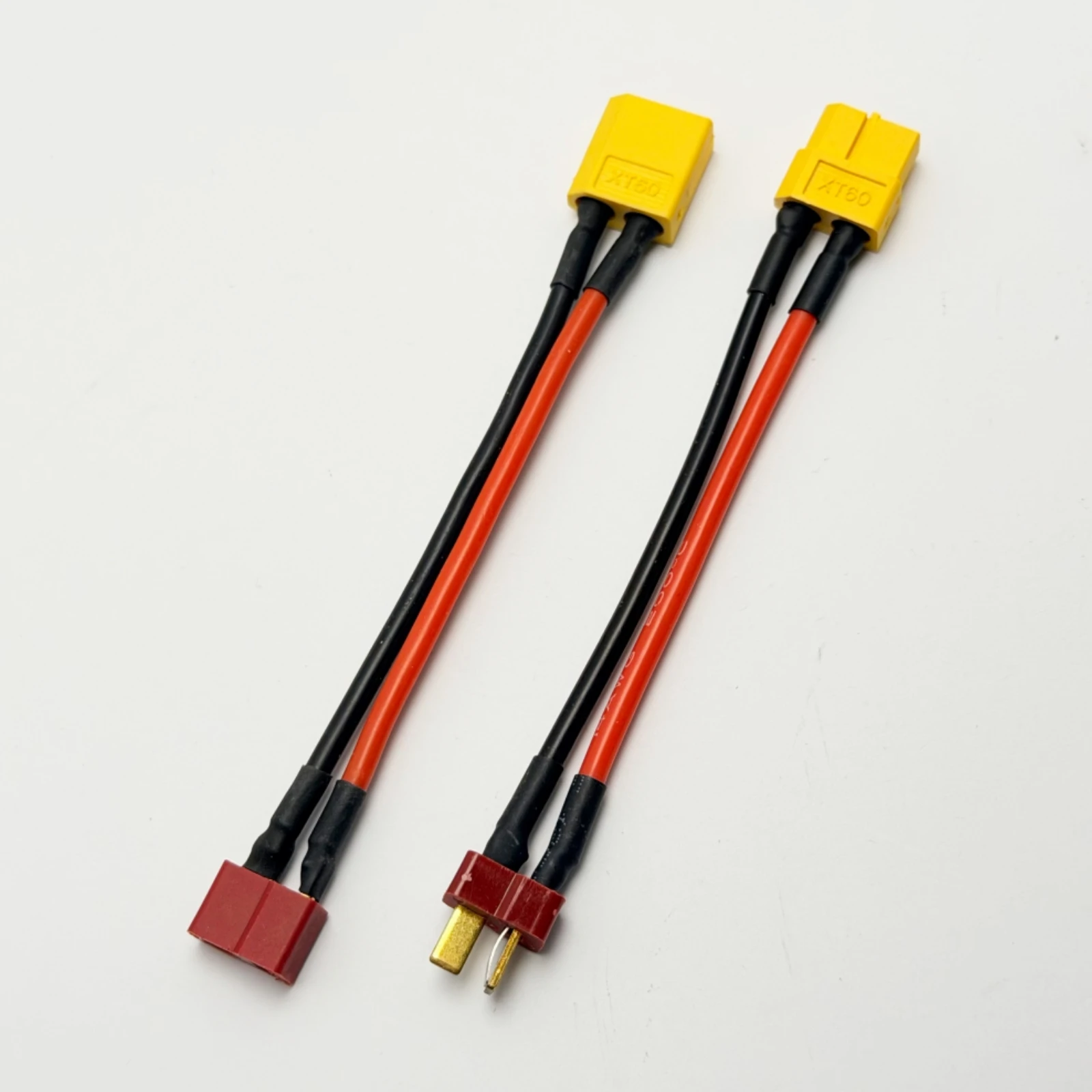Adaptateur XT60 vers Prise T pour Batterie RC tenu en main, échelle visible
