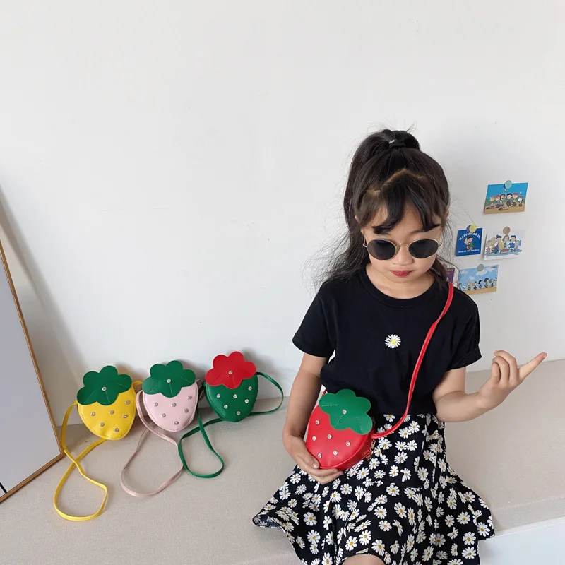 حقائب كروس صغيرة لطيفة على شكل فراولة للفتيات الصغيرات ، حقيبة ساعي البريد ، محفظة العملات المعدنية ، أزياء الفتيات ، هدايا عيد الميلاد