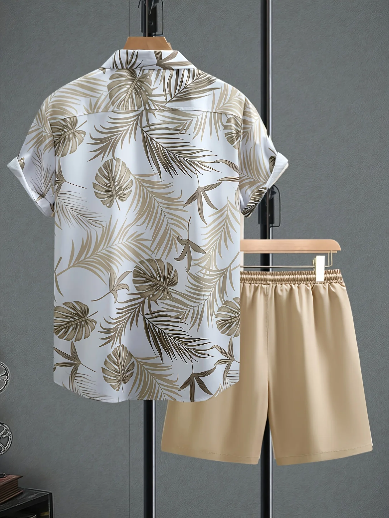 طقم قميص وسروال قصير الأكمام مطبوع صيفي للرجال كاجوال فضفاض مناسب لقضاء العطلات والارتداء اليومي