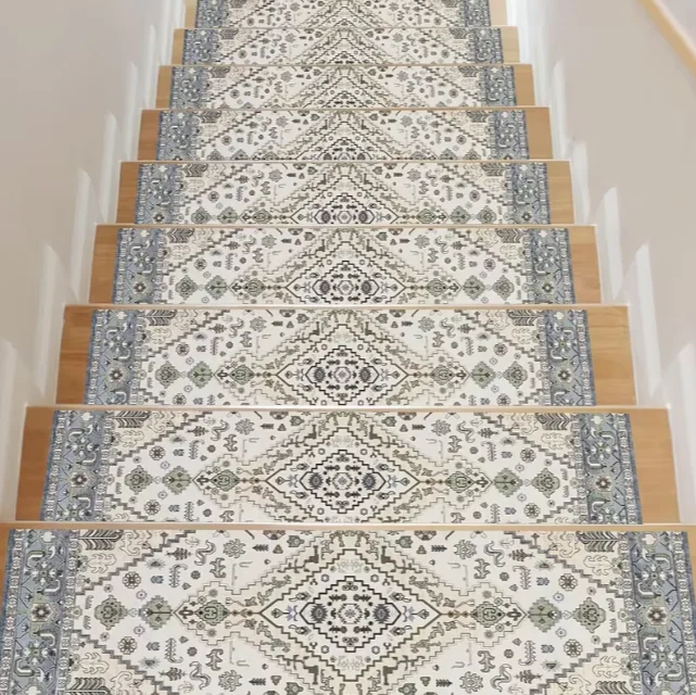 미끄럼 방지 고무 계단 매트는 나무 계단용으로 특별히 설계되었으며, 강아지를 위한 내구성 있는 홈 데코 카펫으로 기능을 제공합니다.