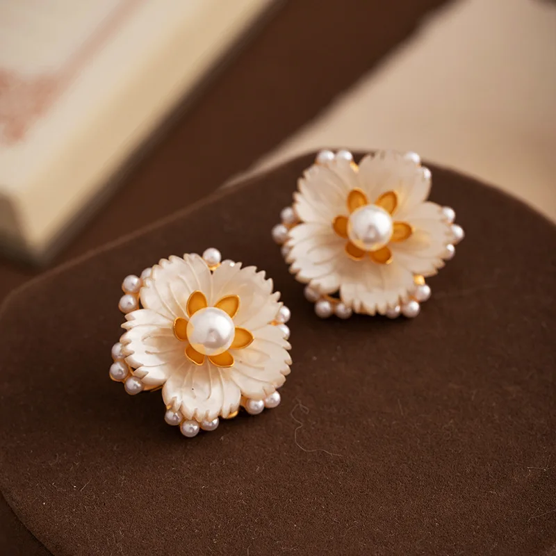 Light luxury fashion vintage flower imitation pearl earrings for women