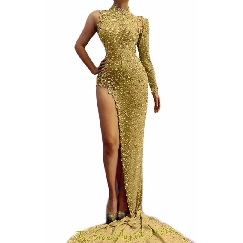 Рисунок 5 - Женское платье с высоким разрезом