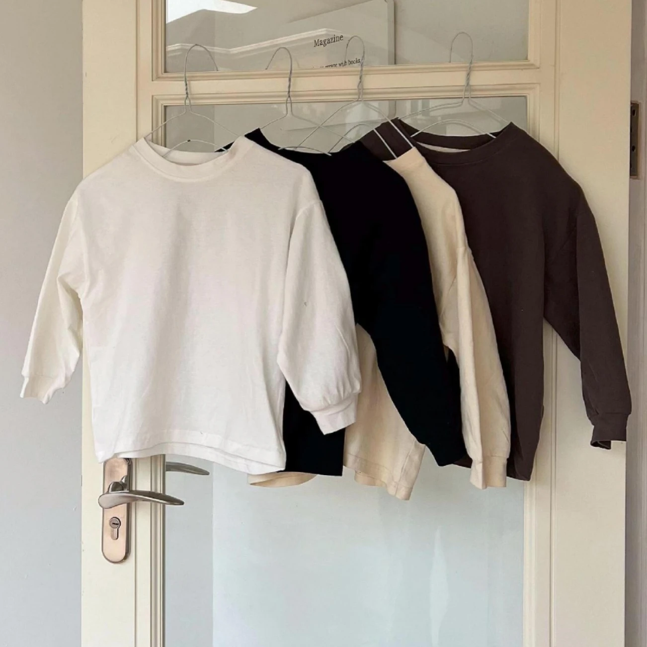 

Новинка Весна 2024 модная футболка для мальчиков и девочек детская одежда детская повседневная Однотонная футболка с длинным рукавом в Корейском стиле