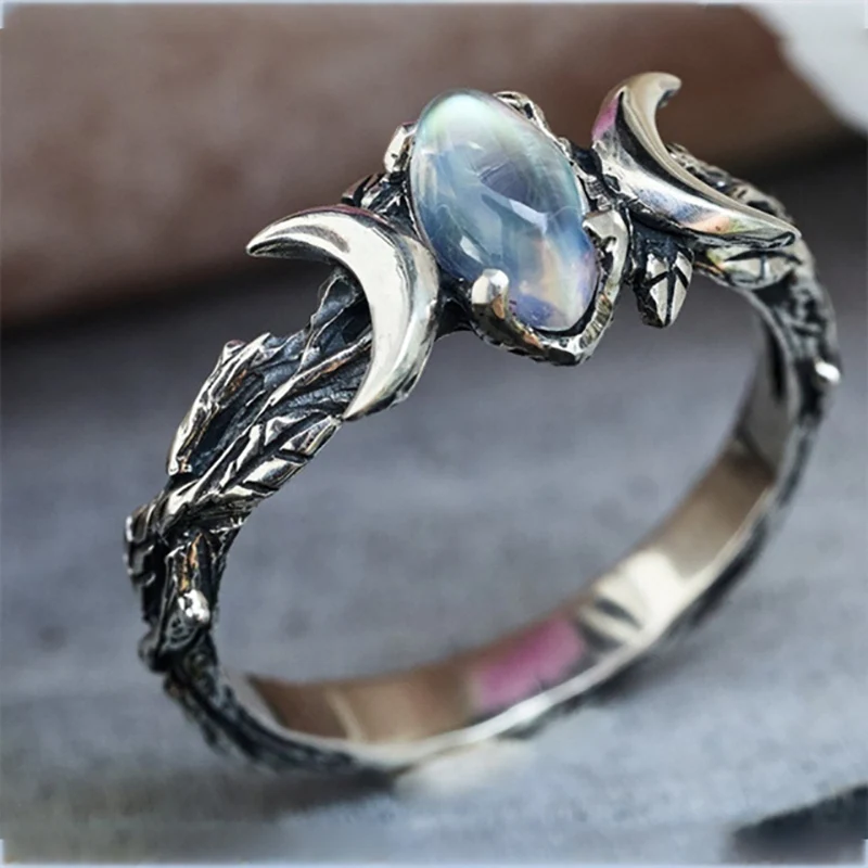 Anillo de media luna bohemio con piedra lunar