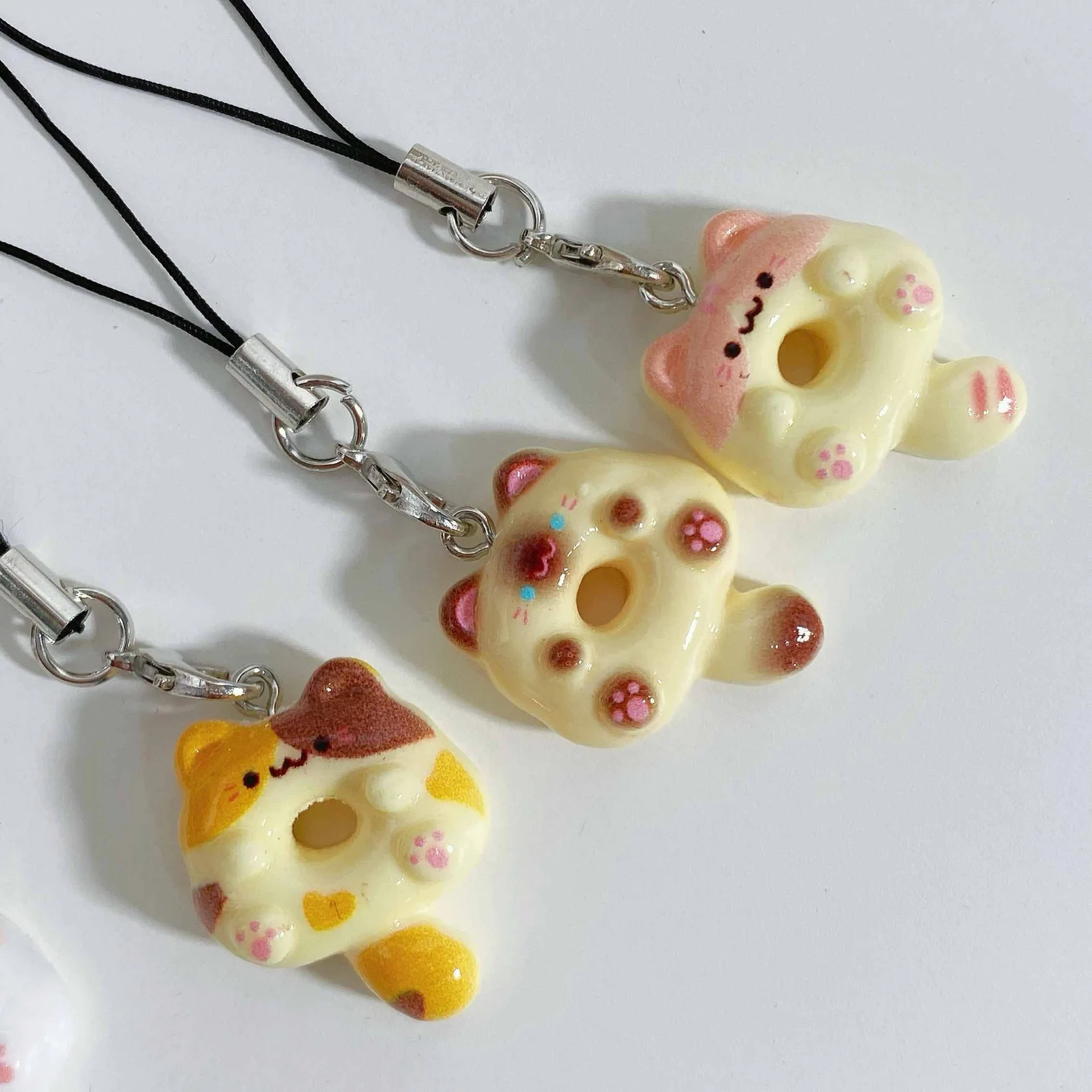 Adorable Heart-Shaped Cat Charm – Cartoon-Style Keychain & Accessory