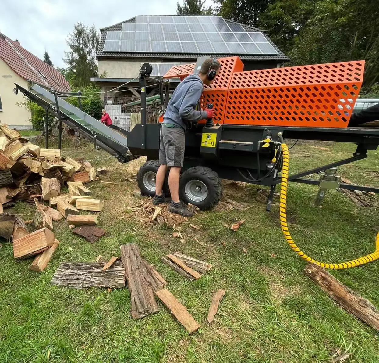 เครื่องตัดต้นไม้ โปรเซสเซอร์ฟืน 30 ตันพร้อมจอยสติ๊ก 1