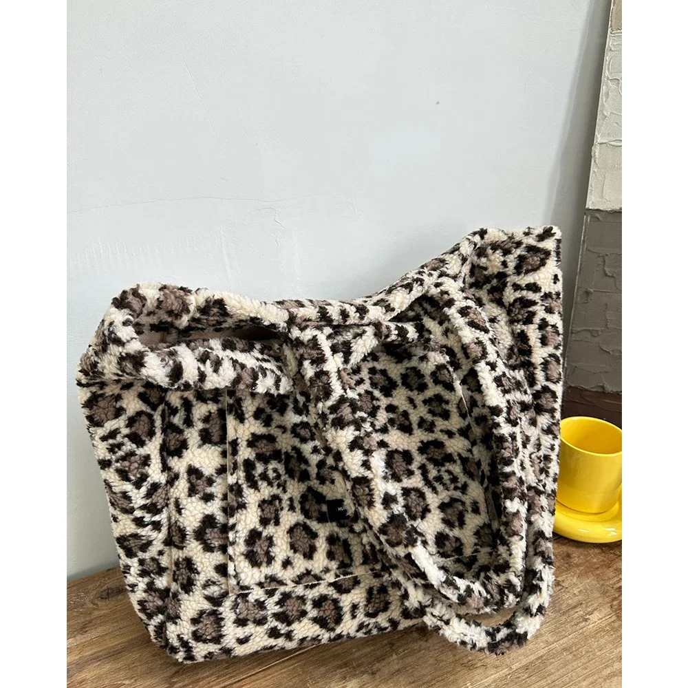 

Winter Plush Shoulder Bag Fashion Leopard Tote Bags for Women Warm Lambswool Handbags Luxury Animal Printed Faux Fur Bags Purses