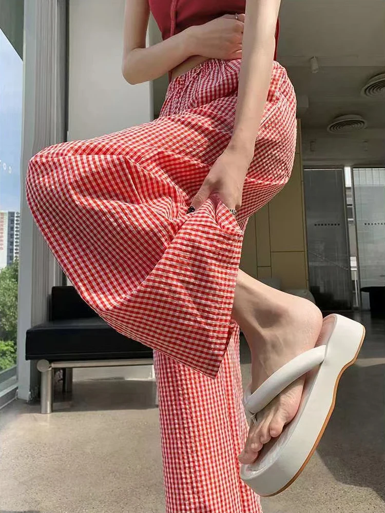 Рисунок 3 - Брюки женские в клетку с широкими штанинами