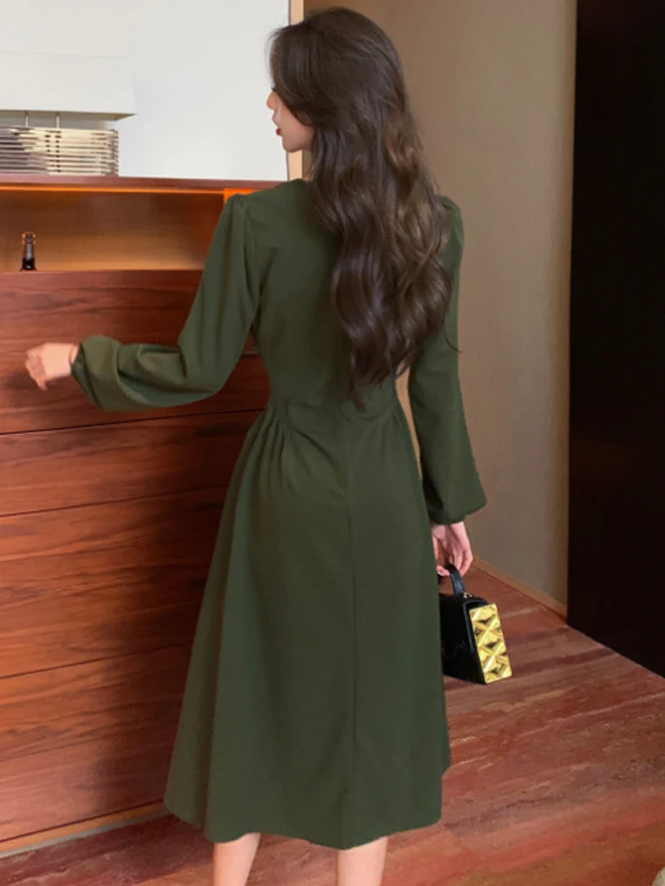 Рисунок 5 - Женское платье-трапеция средней длины