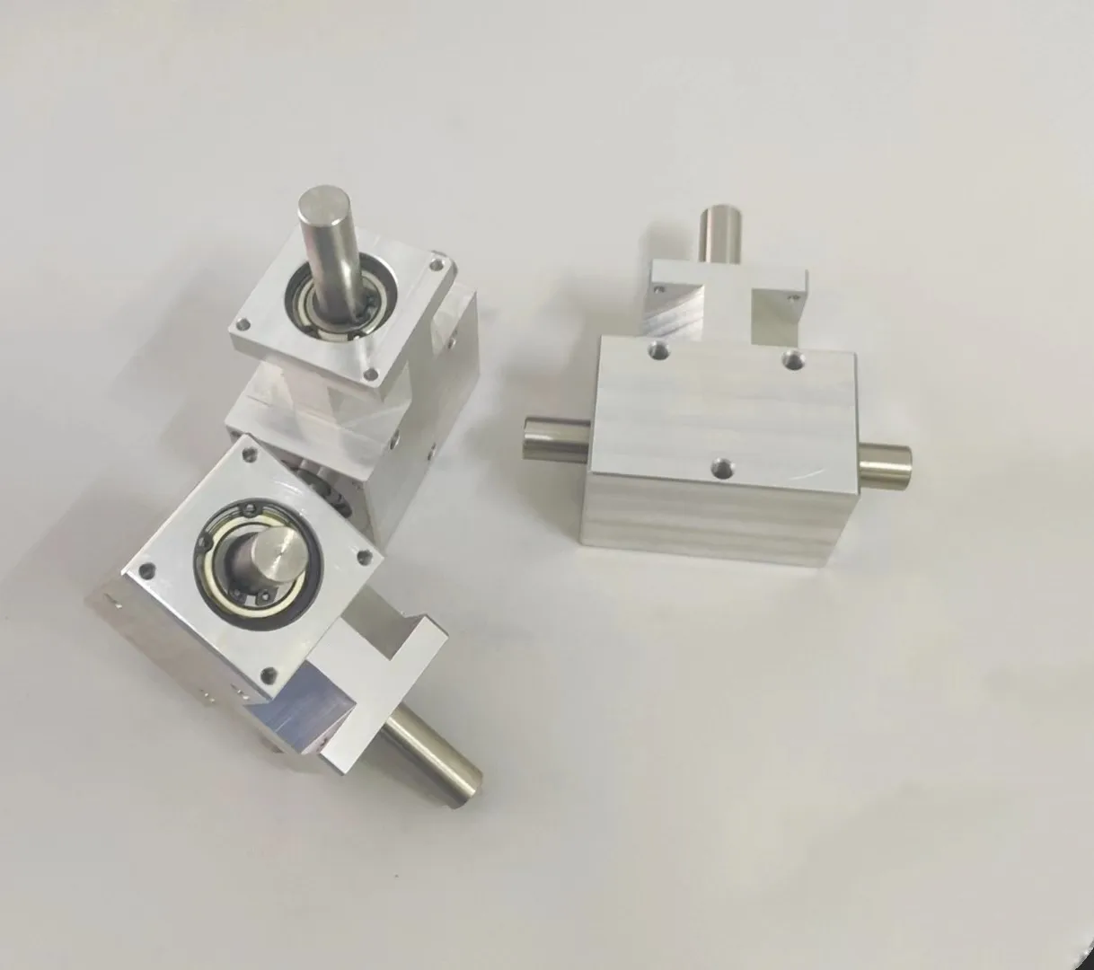 Small Corner 90 Degree 1:1 Spiral Bevel Gear Shaft 12mm Co-directional Double Output Shaft Differential Assembly Gearbox