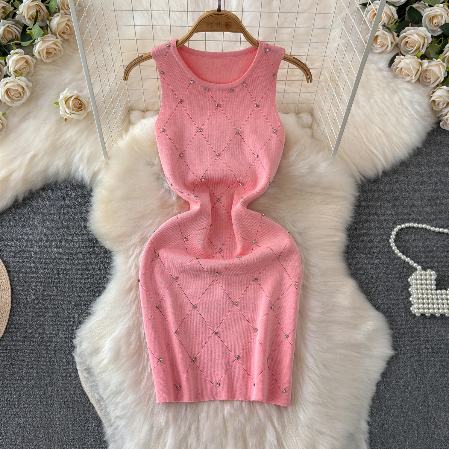 

Женское трикотажное платье в шотландскую клетку, с V-образным вырезом