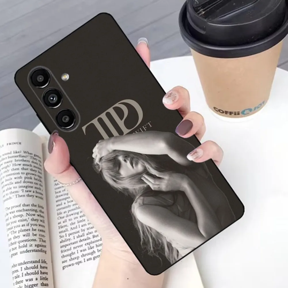 thumbnail image 1 of Funda de teléfono T-TaylorS TTPD S-SwiftS para Samsung S24,23,22,30,21,10,9,Ultra,Plus,Lite,FE, silicona suave negra, 1 of 4