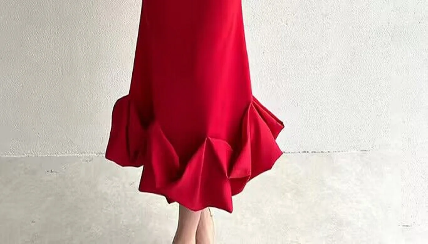 فستان أبيض بتصميم أنثوي راقٍ