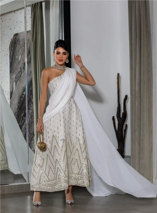 فستان ابيض فخم مزين بالخرز
